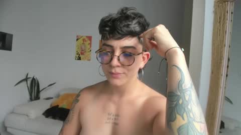 Snapshot of simone_4201 chatting on December 6, 8:29 pm Sim. online show from December 6, 8:29 pm