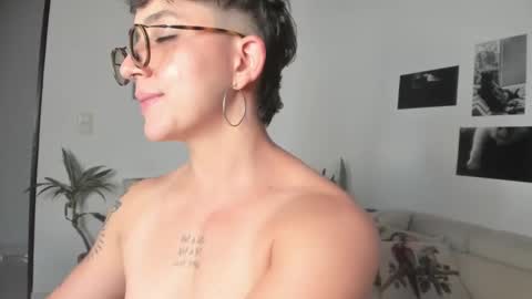 Snapshot of simone_4201 chatting on January 10, 11:18 pm Sim. online show from January 10, 11:18 pm