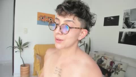 Snapshot of simone_4201 chatting on January 18, 7:37 pm Sim. online show from January 18, 7:37 pm