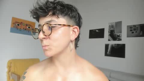 Snapshot of simone_4201 chatting on January 20, 9:53 pm Sim. online show from January 20, 9:53 pm