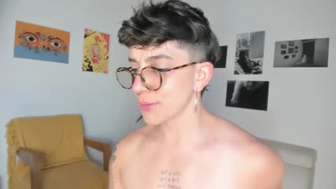 Snapshot of simone_4201 chatting on January 30, 10:41 pm Sim. online show from January 30, 10:41 pm