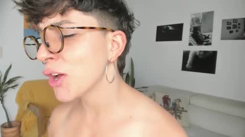 Snapshot of simone_4201 chatting on February 10, 9:04 pm Sim. online show from February 10, 9:04 pm