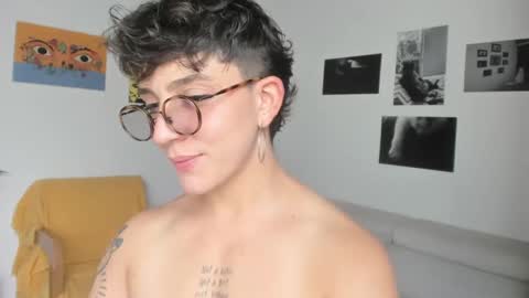 Snapshot of simone_4201 chatting on February 12, 5:37 pm Sim. online show from February 12, 5:37 pm