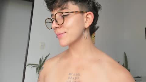 Snapshot of simone_4201 chatting on February 12, 8:40 pm Sim. online show from February 12, 8:40 pm