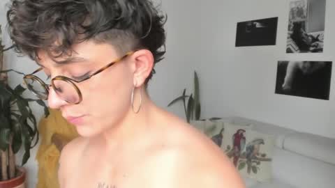 Snapshot of simone_4201 chatting on February 13, 10:43 pm Sim. online show from February 13, 10:43 pm