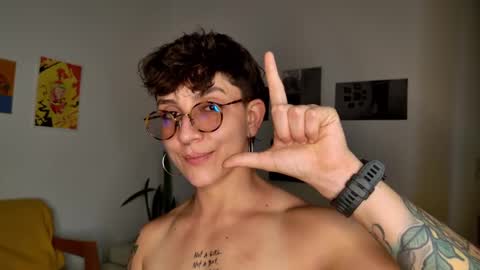 Snapshot of simone_4201 chatting on February 17, 10:03 pm Sim. online show from February 17, 10:03 pm