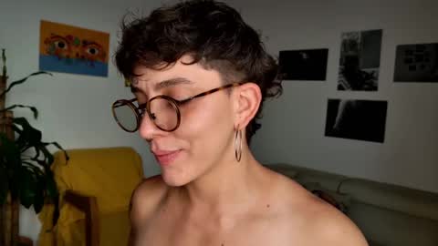 Snapshot of simone_4201 chatting on February 18, 12:49 pm Sim. online show from February 18, 12:49 pm