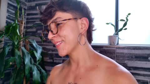 Snapshot of simone_4201 chatting on March 4, 6:07 pm Sim. online show from March 4, 6:07 pm