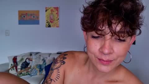 Snapshot of simone_4201 chatting on October 15, 4:51 pm Sim. online show from October 15, 4:51 pm