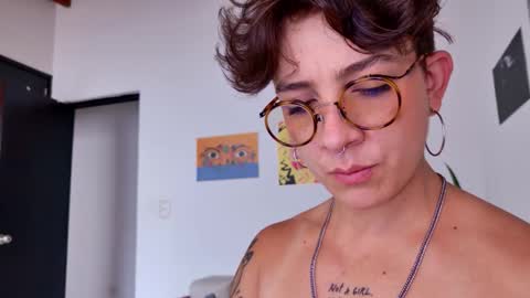 Snapshot of simone_4201 chatting on October 26, 7:42 pm Sim. online show from October 26, 7:42 pm