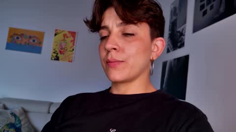 Snapshot of simone_4201 chatting on October 27, 9:52 pm Sim. online show from October 27, 9:52 pm