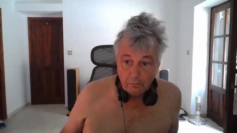 Snapshot of simonthenudist chatting on September 15, 4:01 am Simon online show from September 15, 4:01 am