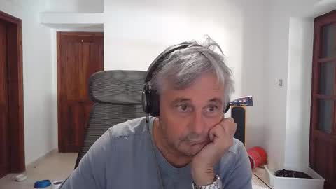 Snapshot of simonthenudist chatting on November 8, 9:31 am Simon online show from November 8, 9:31 am