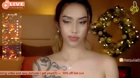 Snapshot of simplyjullia chatting on December 7, 2:20 am online show from December 7, 2:20 am