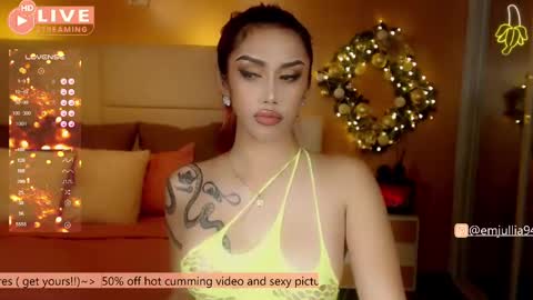 Snapshot of simplyjullia chatting on December 8, 11:29 pm online show from December 8, 11:29 pm