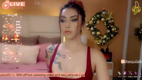 Snapshot of simplyjullia chatting on December 10, 9:22 pm online show from December 10, 9:22 pm