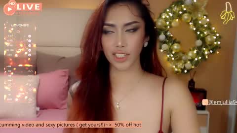Snapshot of simplyjullia chatting on December 11, 10:06 pm online show from December 11, 10:06 pm