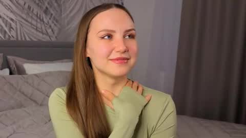 Snapshot of simplyzoe chatting on February 24, 4:10 am Zoe online show from February 24, 4:10 am