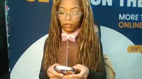 Snapshot of sipofsummer chatting on October 25, 5:19 pm  U M M E R online show from October 25, 5:19 pm