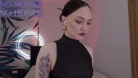 Snapshot of sirenaswhisper chatting on February 26, 4:28 pm Goddess Sirena online show from February 26, 4:28 pm