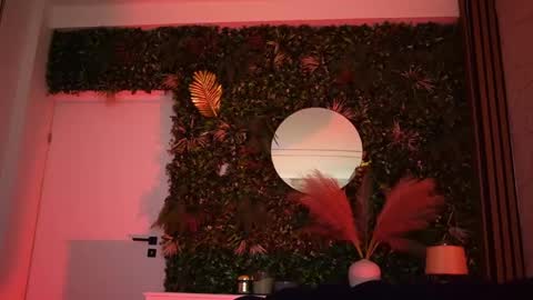 Dee online show from April 14, 7:53 pm