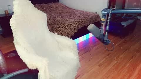 Ashleigh Mak online show from April 13, 6:35 pm