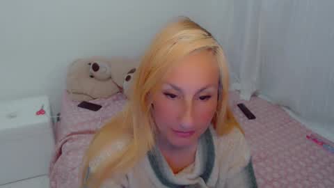 Snapshot of skarlett2072 chatting on January 19, 6:28 am Arlett online show from January 19, 6:28 am