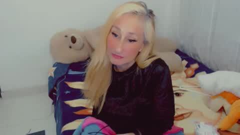 Snapshot of skarlett2072 chatting on February 4, 8:20 am Arlett online show from February 4, 8:20 am