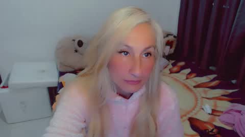 Snapshot of skarlett2072 chatting on February 23, 7:11 pm Arlett online show from February 23, 7:11 pm