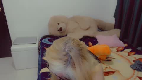 Snapshot of skarlett2072 chatting on March 6, 4:20 am Arlett online show from March 6, 4:20 am