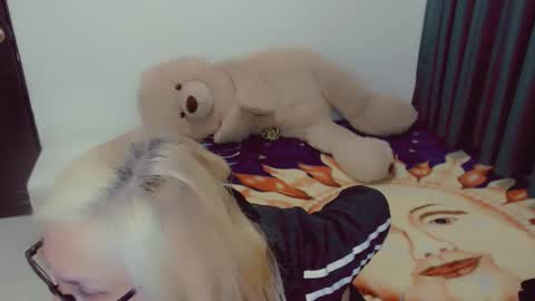 Snapshot of skarlett2072 chatting on March 13, 11:17 am Arlett online show from March 13, 11:17 am