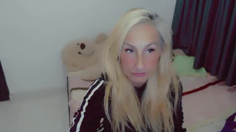 Snapshot of skarlett2072 chatting on April 2, 2:04 pm Arlett online show from April 2, 2:04 pm