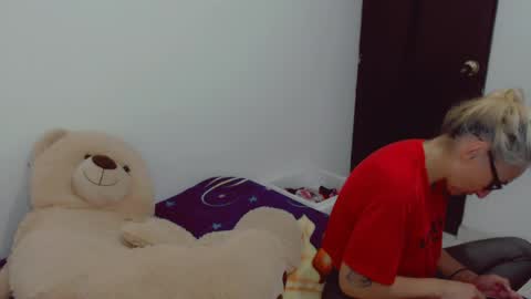 Snapshot of skarlett2072 chatting on April 24, 7:00 am Arlett online show from April 24, 7:00 am