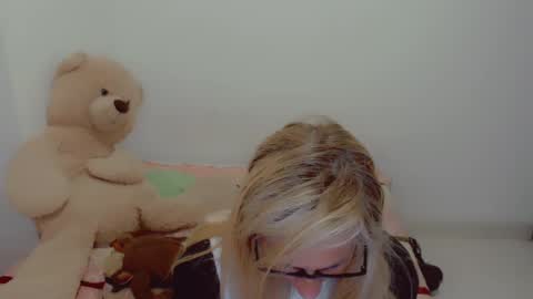 Snapshot of skarlett2072 chatting on May 11, 11:16 am Arlett online show from May 11, 11:16 am
