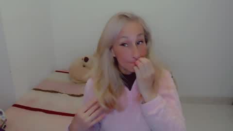 Snapshot of skarlett2072 chatting on May 12, 12:02 pm Arlett online show from May 12, 12:02 pm