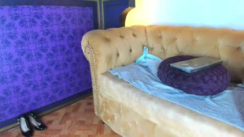 skarlettbarnes online show from September 17, 11:45 am