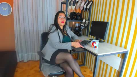 skarlettbarnes online show from November 12, 11:43 am