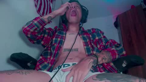 Snapshot of skateboy444 chatting on February 17, 5:15 am king online show from February 17, 5:15 am