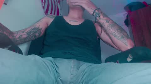 Snapshot of skateboy444 chatting on February 18, 6:42 am king online show from February 18, 6:42 am