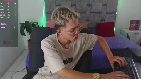 Snapshot of skinny_bigcock20 chatting on November 20, 8:41 pm skinny_bigcock20 online show from November 20, 8:41 pm