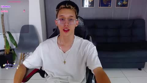 Snapshot of skinny_bigcock20 chatting on November 29, 9:18 pm skinny_bigcock20 online show from November 29, 9:18 pm