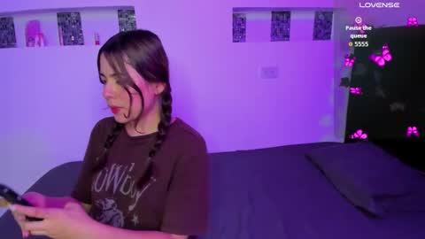 Snapshot of skinny_lau chatting on January 6, 9:50 pm laura online show from January 6, 9:50 pm