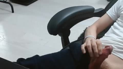 Snapshot of skinnybody2 chatting on December 14, 10:39 pm Ty online show from December 14, 10:39 pm