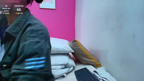 Snapshot of skinnyneighbour_ chatting on January 17, 3:12 am Karla online show from January 17, 3:12 am