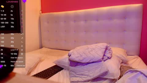 Snapshot of skinnyneighbour_ chatting on February 4, 9:17 am Karla online show from February 4, 9:17 am