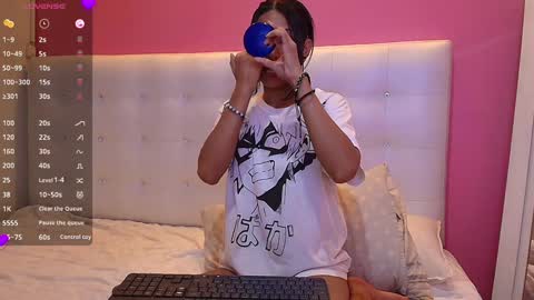 Snapshot of skinnyneighbour_ chatting on February 6, 9:11 am Karla online show from February 6, 9:11 am