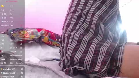 Snapshot of skinnyneighbour_ chatting on February 22, 9:34 am Karla online show from February 22, 9:34 am