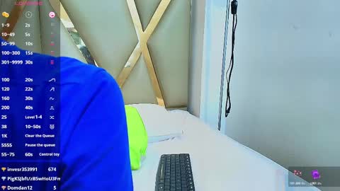 Snapshot of skinnyneighbour_ chatting on March 1, 4:26 am Karla online show from March 1, 4:26 am