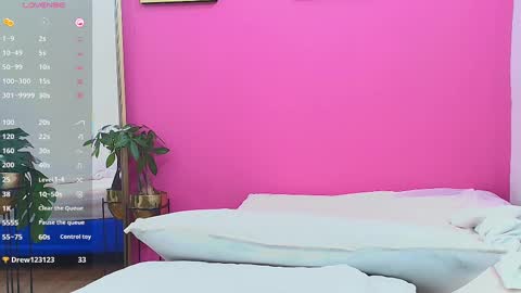 Snapshot of skinnyneighbour_ chatting on March 4, 9:07 am Karla online show from March 4, 9:07 am