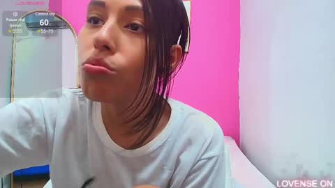 Snapshot of skinnyneighbour_ chatting on March 11, 9:02 am Karla online show from March 11, 9:02 am